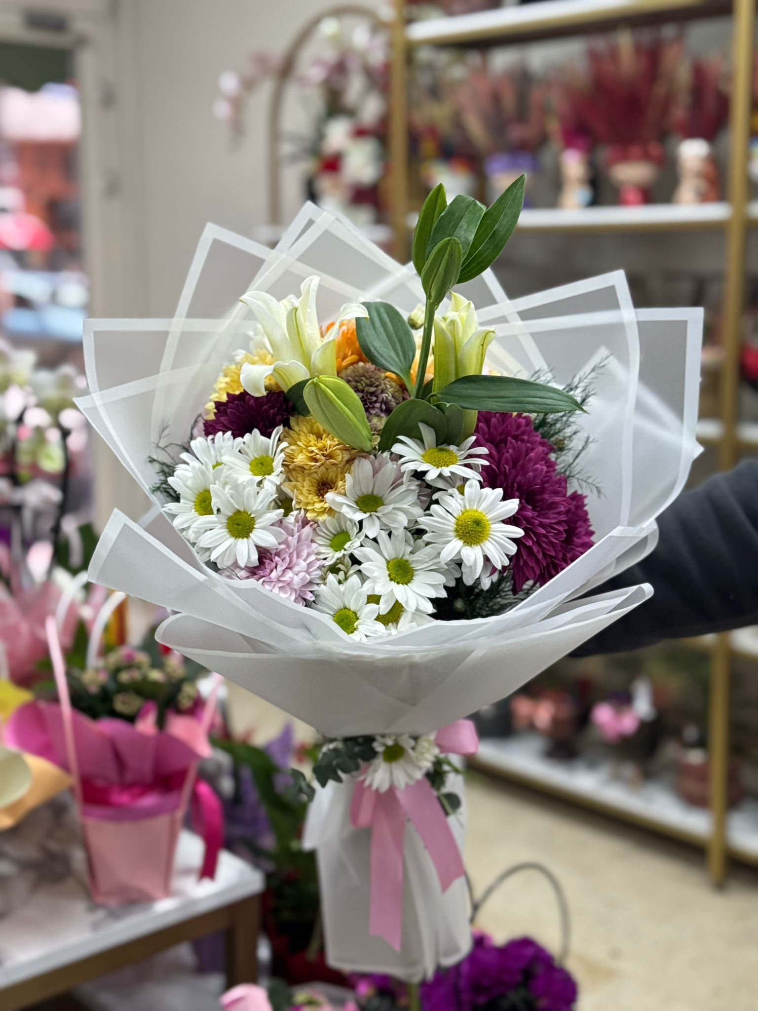 00e07e2e-5536-49cd-8408-c0b50c66ed02 Papatya ve lilyum buketi - Görsel 1