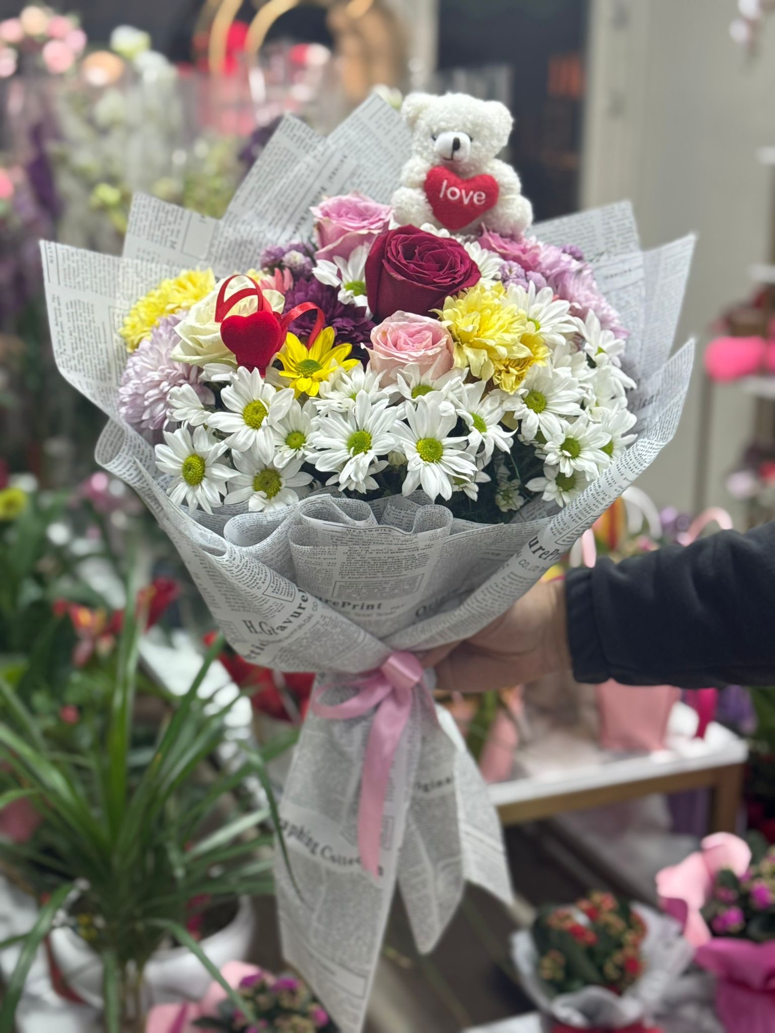 91098a50-2bec-43d5-869a-dd5e9cc375c7 Karışık renk gül ve Ayıcıklı papatya buketi - Görsel 1