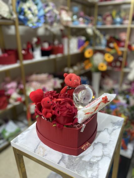 Kırmızı kalpli kutuda kürekli hediye kutusu