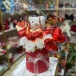 Kırmızı kutuda kalpli balon Ayıcık ve güller