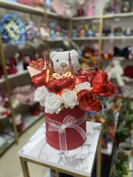 Kırmızı kutuda kalpli balon Ayıcık ve güller