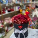 Siyah kutuda kuru çiçekli kırmızı gül
