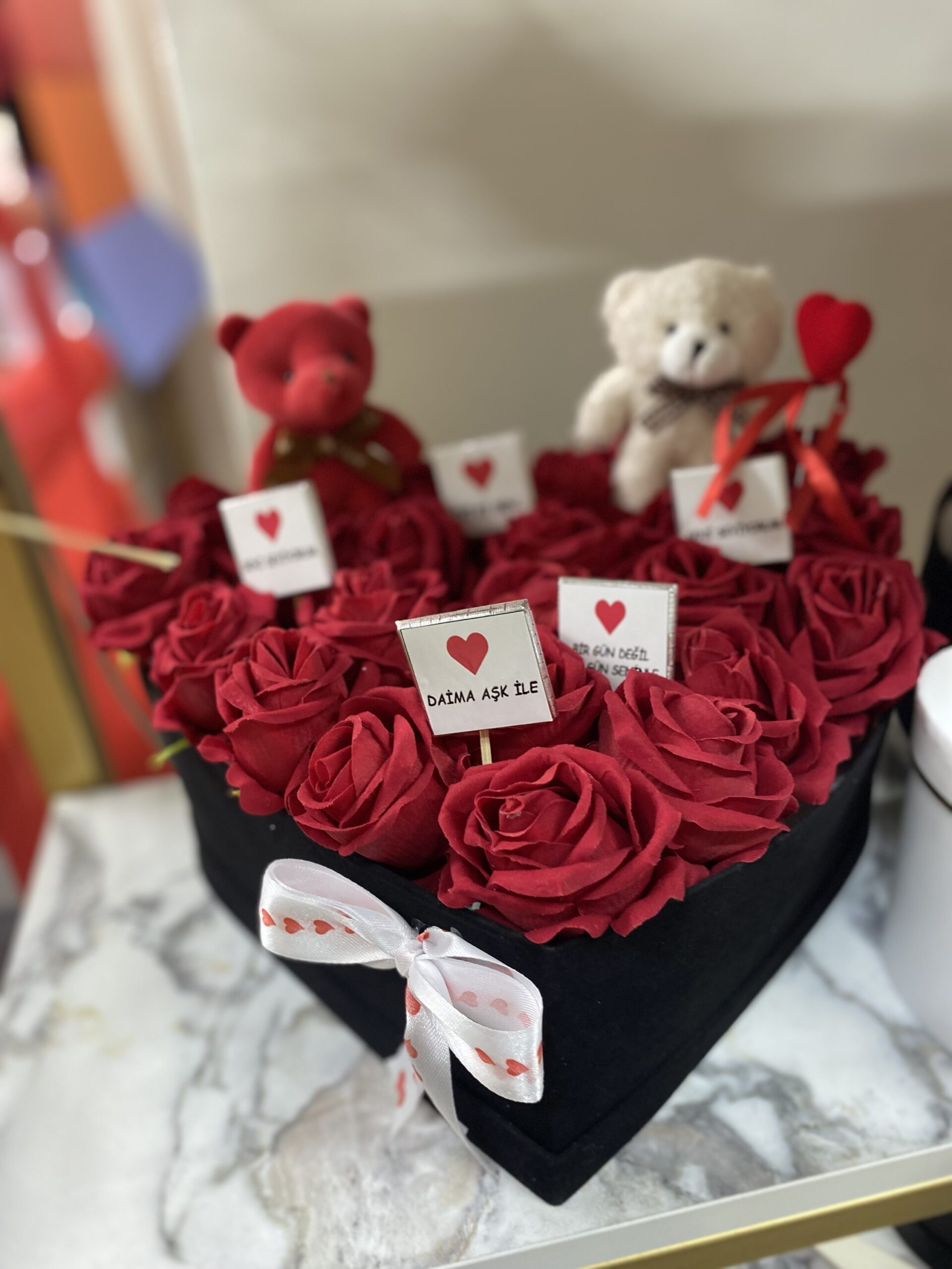 img_3617 Siyah kalpli kadife kutuda kırmızı yapay gül - Görsel 1